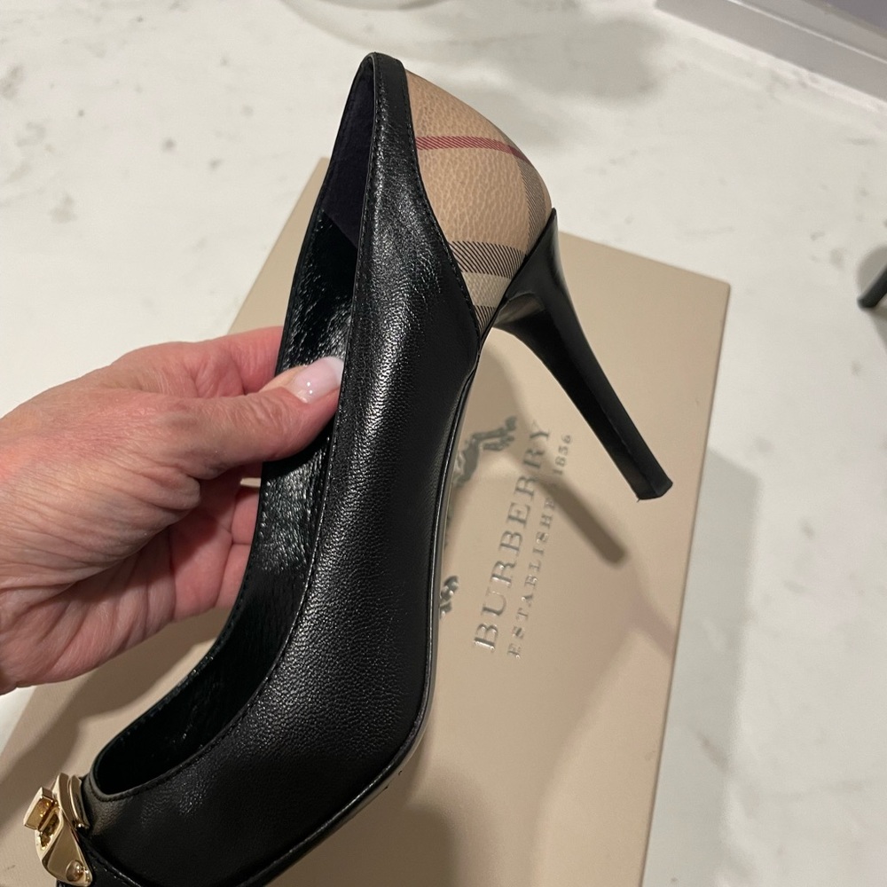 Burberry

Burberry peep toe heel
BOX & dust bag incl